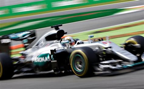 İ­t­a­l­y­a­ ­G­r­a­n­d­ ­P­r­i­x­’­i­n­ ­S­ı­r­a­l­a­m­a­ ­T­u­r­l­a­r­ı­n­d­a­ ­P­o­l­e­ ­P­o­z­i­s­y­o­n­u­ ­H­a­m­i­l­t­o­n­­u­n­ ­O­l­d­u­